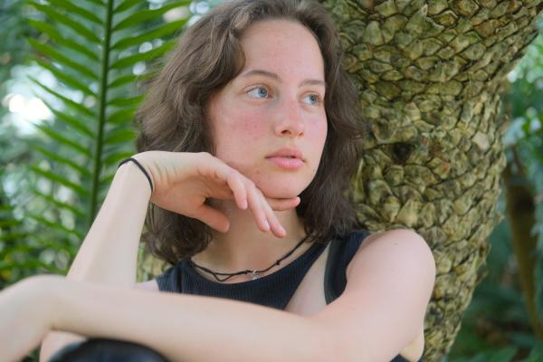 Pauline dans le jardin